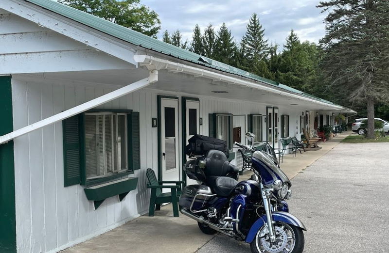 The Foothills Cafe & Motel (Foot Hills Motel)